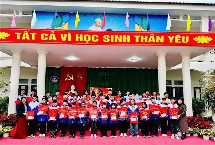 Hàng năm, khoảng 50 học sinh có hoàn cảnh khó khăn được Phân hiệu 2 (trước đây là Trường THCS Đông Hương) Trường THCS Minh Khai trao quà dịp Tết Nguyên đán, tổng kinh phí khoảng 20 triệu đồng. Ảnh: Khiếu Tư/TTXVN.
