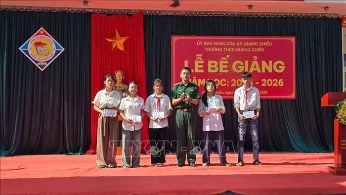 Đồn Biên phòng Quang Chiểu trao phần thưởng cho học sinh đạt thành tích cao trong học tập năm học 2025-2026 tại Trường THCS Quang Chiểu. Ảnh: TTXVN phát