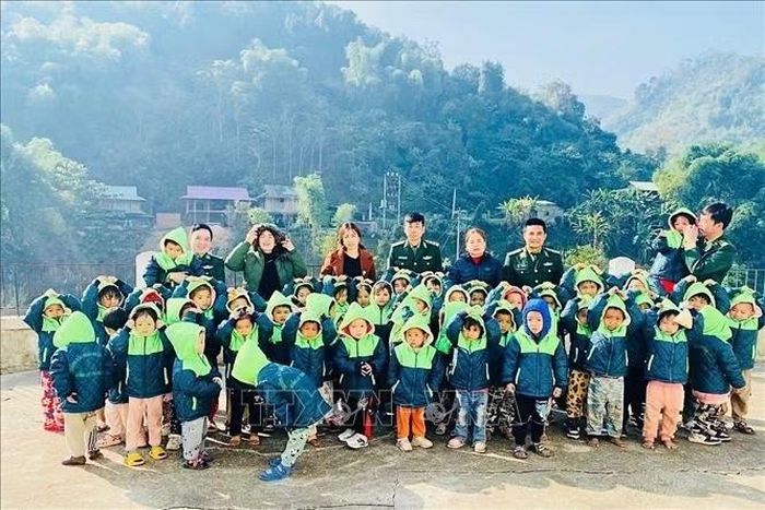 Đồn Biên phòng Quang Chiểu nhận đỡ đầu, hỗ trợ 35 học sinh trên địa bàn, trong đó có 2 học sinh nước bạn Lào, với mức hỗ trợ từ 500.000-700.000 đồng/em/tháng. Ảnh: TTXVN phát
