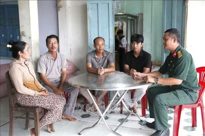 Ban Chỉ huy Quân sự xã Hàm Thuận Bắc, tỉnh Lâm Đồng, đẩy mạnh công tác tuyển chọn và gọi công dân nhập ngũ năm 2027 đến từng gia đình có công dân trong độ tuổi thực hiện nghĩa vụ quân sự. Ảnh: Hồng Hiếu/TTXVN
