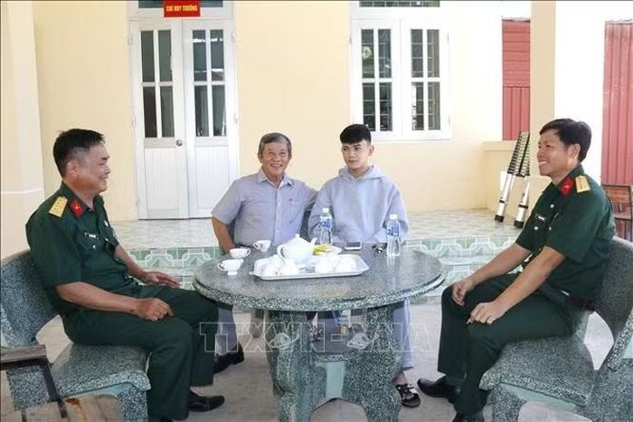 Ông Trần Đình Vân, xã Hòa Thắng, tỉnh Lâm Đồng đưa con trai Trần Đình Thiện Nhân đến Ban Chỉ huy Quân sự xã Hòa Thắng viết đơn tình nguyện thực hiện nghĩa vụ quân sự. Ảnh: Hồng Hiếu/TTXVN