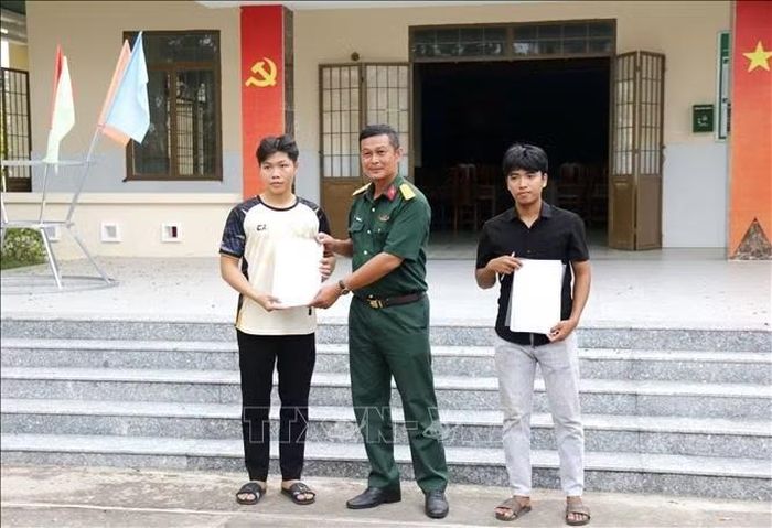 Ban Chỉ huy Quân sự xã Hàm Thuận Bắc, tỉnh Lâm Đồng, tiếp nhận đơn tình nguyện nhập ngũ của các công dân trẻ. Ảnh: Hồng Hiếu/TTXVN