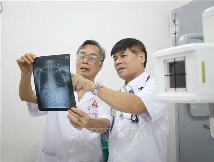 Phó Chủ tịch Hội Doanh nghiệp, doanh nhân CCB tỉnh Bắc Ninh Trần Đức Cử (phải), Chủ tịch Hội đồng quản trị Công ty CP Bệnh viện Hùng Cường, cùng đồng nghiệp chẩn đoán bệnh qua hình ảnh.