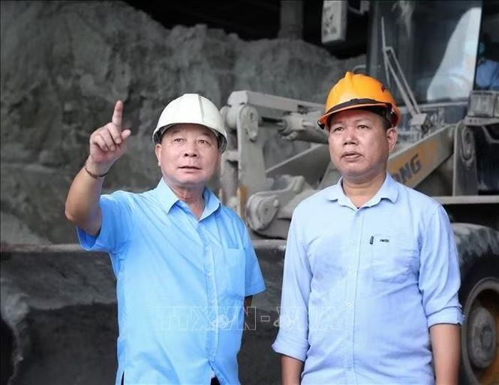 Ông Nguyễn Thanh Phong (trái), Chủ tịch Hội đồng quản trị Công ty CP Sông Cầu Hà Bắc, Phó Chủ tịch Hội Doanh nghiệp tỉnh Bắc Ninh, điều hành sản xuất.