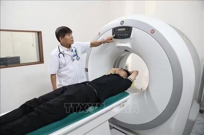 Phó Chủ tịch Hội Doanh nghiệp, doanh nhân CCB tỉnh Bắc Ninh Trần Đức Cử, Chủ tịch Hội đồng quản trị Công ty CP Bệnh viện Hùng Cường, khám cho người bệnh.