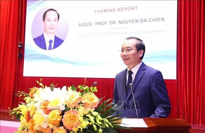 PGS.TS. Nguyễn Bá Chiến, Giám đốc Học viện Hành chính và Quản trị công, Học viện Chính trị quốc gia Hồ Chí Minh phát biểu. Ảnh: Văn Điệp/TTXVN