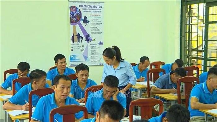 Lớp xóa mù chữ tại Cơ sở Cai nghiện ma túy tỉnh Điện Biên mở ra cơ hội làm lại cuộc đời cho nhiều người. Ảnh: TTXVN phát