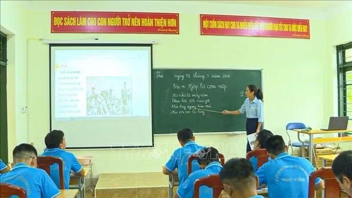 Quang cảnh lớp học xóa mù chữ tại Cơ sở Cai nghiện ma túy tỉnh Điện Biên. Ảnh: TTXVN phát