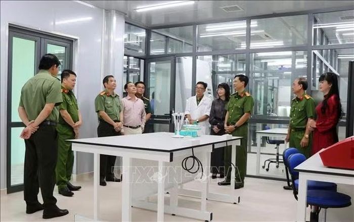 Các đại biểu tham quan hệ thống giám định ADN tại Phòng Kỹ thuật hình sự Công an tỉnh An Giang. Ảnh: TTXVN phát