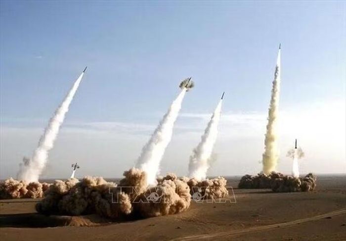 Bộ Chỉ huy Trung tâm Khatam al-Anbiya của Iran tuyên bố sẽ đáp trả hành động gây hấn của quân đội Mỹ bằng các cuộc tấn công mạnh mẽ do Quân đội Cộng hòa Hồi giáo Iran và Lực lượng Vệ binh Cách mạng Hồi giáo (IRGC) thực hiện. Ảnh: IRNA/TTXVN phát