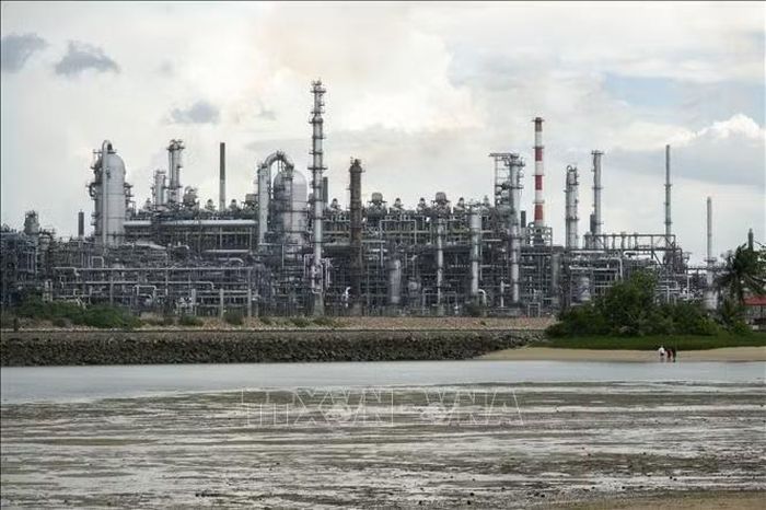 Một nhà máy lọc dầu ở Pulau Bukom, Singapore. Ảnh: THX/TTXVN