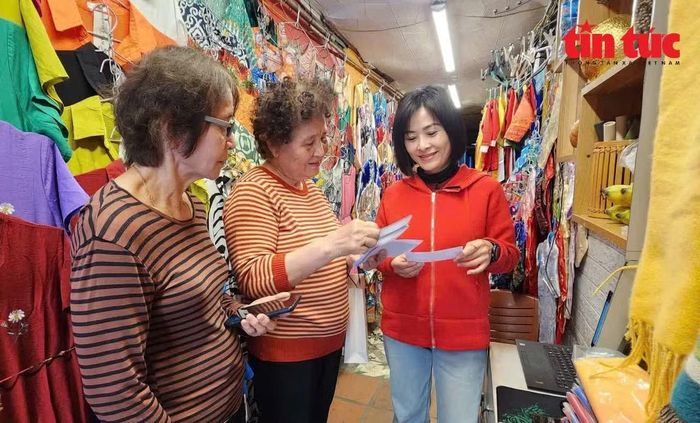 Cán bộ thuộc tổ dân phố phường Hoàn Kiếm "đi từng ngõ, gõ từng nhà" phát thẻ cử tri trong dịp bầu cử.