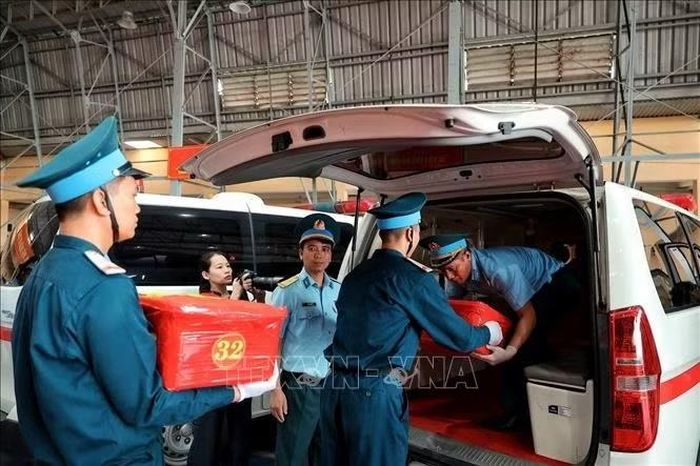 Cán bộ, chiến sĩ chuyển các thùng chứa mẫu sinh phẩm hài cốt liệt sĩ lên xe chuyên dụng để vận chuyển tới Viện Pháp y Quân đội, phục vụ giám định ADN. Ảnh: Phạm Tuấn Anh/TTXVN