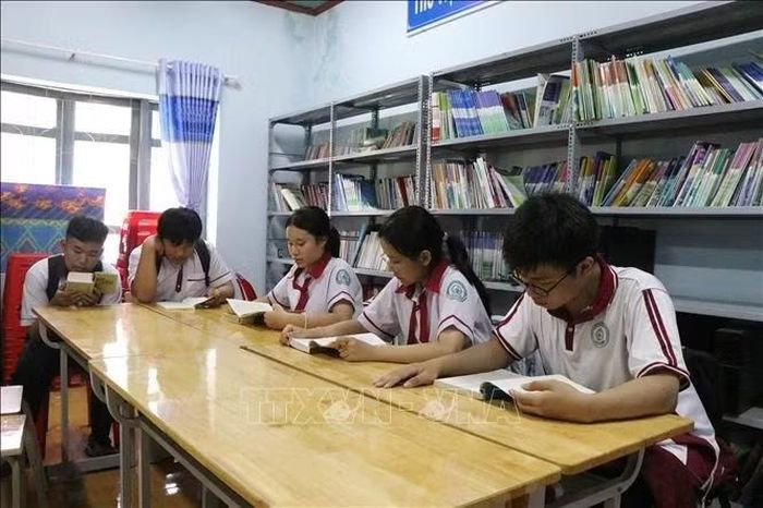 Học sinh Trường THPT Cao Bá Quát, phường Tân An, tỉnh Đắk Lắk, đọc sách tại thư viện trong giờ ra chơi. Ảnh tư liệu (minh họa): Nguyên Dung/TTXVN