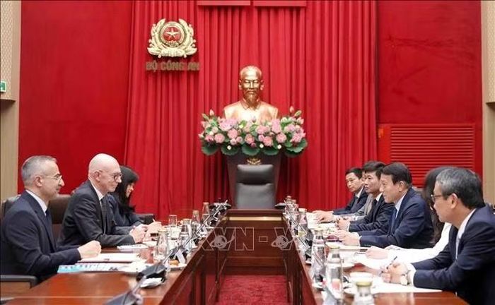 Bộ trưởng Bộ Công an Lương Tam Quang tiếp Giáo sư Graham Carr, Hiệu trưởng Trường Đại học Concordia (Canada). Ảnh: Phạm Kiên/TTXVN