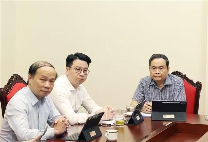 Chủ tịch Quốc hội Trần Thanh Mẫn và các đại biểu thảo luận tại tổ. Ảnh: Thống Nhất/TTXVN