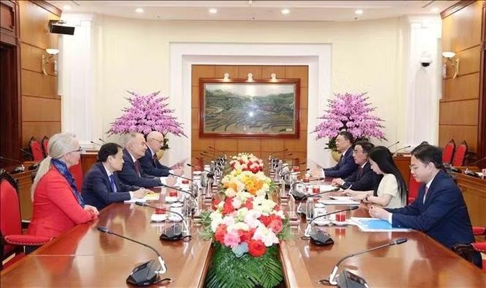 Thường trực Ban Bí thư Trần Cẩm Tú tiếp đồng chí Thürmer Gyula, Chủ tịch Đảng Công nhân Hungary. Ảnh: Phương Hoa/TTXVN