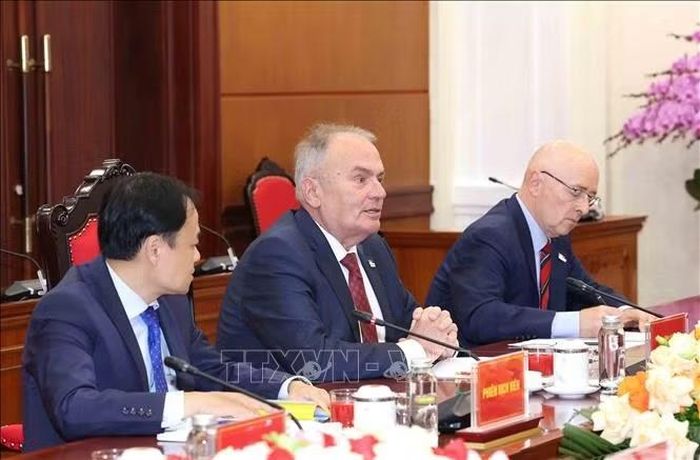 Đồng chí Thürmer Gyula, Chủ tịch Đảng Công nhân Hungary phát biểu tại cuộc gặp Thường trực Ban Bí thư Trần Cẩm Tú. Ảnh: Phương Hoa/TTXVN