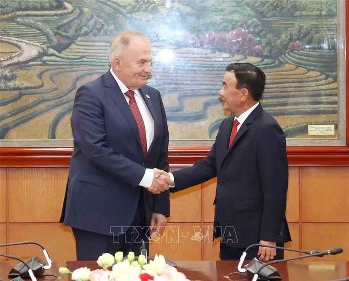 Thường trực Ban Bí thư Trần Cẩm Tú và Chủ tịch Đảng Công nhân Hungary Thürmer Gyula. Ảnh: Phương Hoa/TTXVN
