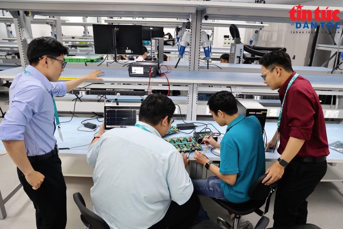 Việc mở rộng hoạt động nghiên cứu trong ngành công nghiệp bán dẫn tạo thêm cơ hội việc làm, góp phần thu hút nhân lực kỹ thuật chất lượng cao đến TP Hồ Chí Minh.