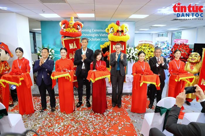 Đại diện lãnh đạo và các đại biểu thực hiện nghi thức khai trương văn phòng mới của Infineon Technologies tại TP Hồ Chí Minh