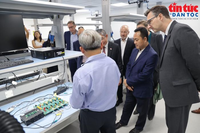 Các đại biểu tham quan phòng lab bán dẫn tại văn phòng mới của Infineon Technologies .