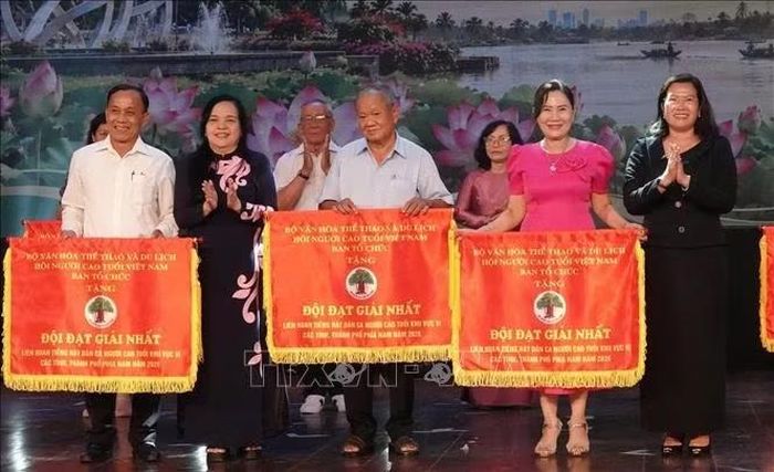 Trao cờ cho đại diện 3 đơn vị đạt giải Nhất.