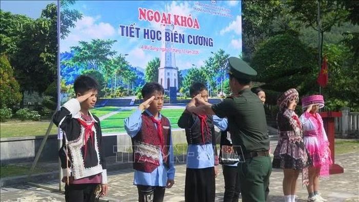 Hướng dẫn động tác chào cột mốc cho các học sinh.