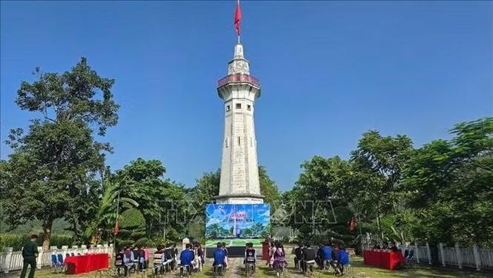 Quang cảnh "Tiết học biên cương" tại Đồn Biên phòng A Mú Sung.
