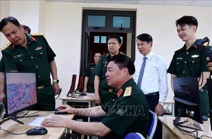 Lãnh đạo tỉnh Phú Thọ và cán bộ Trường Thiếu sinh quân miền Bắc kiểm tra phòng học tập, trang thiết bị của học sinh.