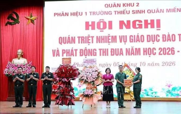 Ban Giám hiệu Trường Thiếu sinh quân miền Bắc tặng quà các em học sinh.