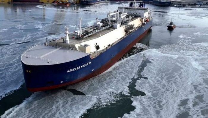 Tàu chở LNG có khả năng phá băng Aleksey Kosygin của Novatek đang di chuyển dọc theo Tuyến đường biển phía Bắc (NSR) qua vùng băng biển dày, hành trình từ nhà máy đóng tàu Zvezda ở vùng Viễn Đông Nga đến bán đảo Gydan. Ảnh: Barents Observer