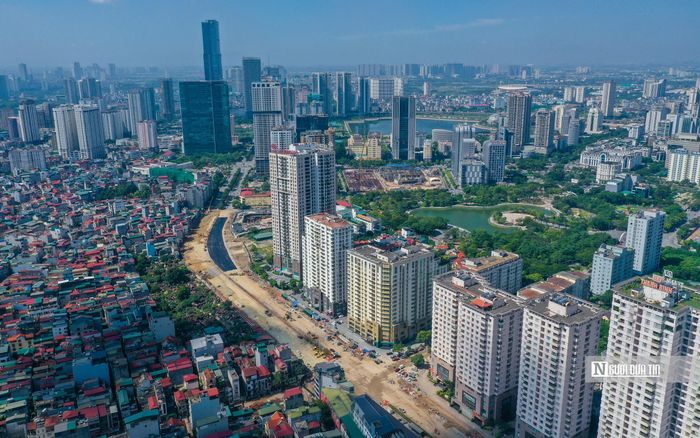 Trong ảnh là đoạn Dịch Vọng - Dương Đình Nghệ với mặt đường đang được thảm nhựa. Nhiều loại xe lu bánh thép, xe lu bánh lốp và xe lu rung hoạt động trên tuyến. Công nhân hoàn thiện dải phân cách, trồng cây xanh, thảm hoa, làm bó vỉa, vỉa hè và hệ thống chiếu sáng.