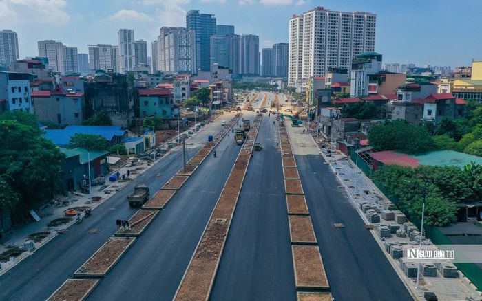 Đoạn tuyến rộng khoảng 50m, hoàn thành nền đường và hệ thống hạ tầng kỹ thuật ngầm. Theo ghi nhận, trên đoạn đường này, các hạng mục vỉa hè, bó vỉa, cây xanh, chiếu sáng và một số hạng mục tổ chức giao thông tiếp tục được hoàn thiện.