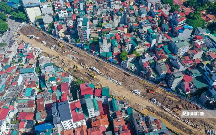 Hiện công nhân và máy móc đang thi công nền đường, cống thoát nước và các hạng mục hạ tầng kỹ thuật.