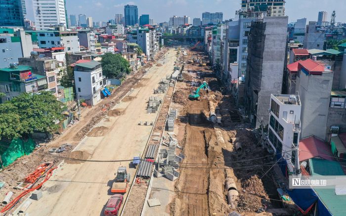 Đoạn này dài 410m đang thi công nền đường và cống thoát nước, chuẩn bị thảm nhựa mặt đường. Trên công trường, nhân lực, máy móc được bổ sung, nhiều mũi thi công tổ chức đồng thời, tăng ca, tăng kíp.