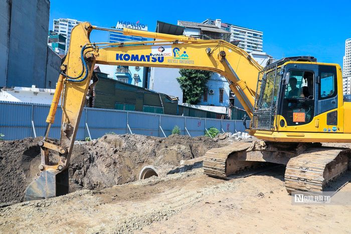 Nhà thầu đang huy động tối đa máy móc, nhân lực, tổ chức thi công 3 ca cả ngày và đêm. Mỗi ca có khoảng 100 kỹ sư, công nhân.
