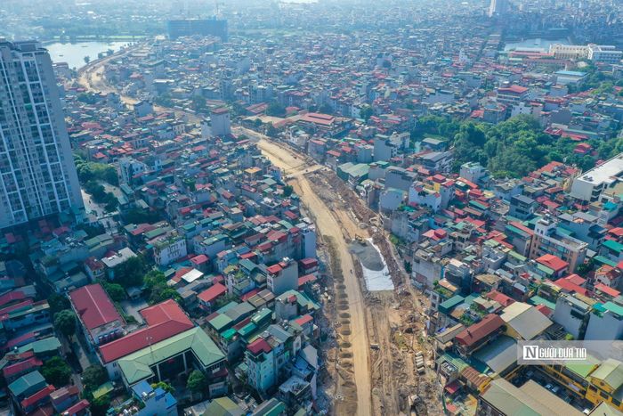 Tại công trường đoạn tuyến Nguyễn Trãi - Đầm Hồng (phường Khương Đình), nhịp thi công cũng đang được đẩy lên cao nhất với quyết tâm bảo đảm tiến độ thông xe ngày 10/10 và bảo đảm chất lượng công trình.