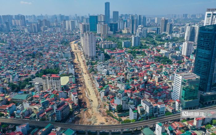Đoạn Dịch Vọng - Dương Đình Nghệ dài 710m, cùng với đoạn Vũ Phạm Hàm - Trần Duy Hưng dài 600m; Ngụy Như Kon Tum - Nguyễn Trãi dài 950m là 3 đoạn được thực hiện theo lệnh xây dựng khẩn cấp của thành phố. Trong ảnh là đoạn nối từ đường Cầu Giấy đến Khu đô thị mới Dịch Vọng.