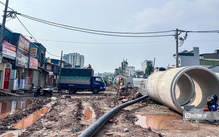 Tại đoạn nâng cấp, mở rộng đường Lĩnh Nam, thuộc tuyến từ đường dẫn cầu Thanh Trì đến Vĩnh Hoàng của dự án đường Vành đai 2,5, tiếng máy thi công vang liên tục. Các thiết bị ép cừ, thi công hệ thống thoát nước, cấp nước, cấp điện hoạt động nối tiếp; nền đường, mặt đường bê tông nhựa, vỉa hè, cây xanh cũng được triển khai từng phần.