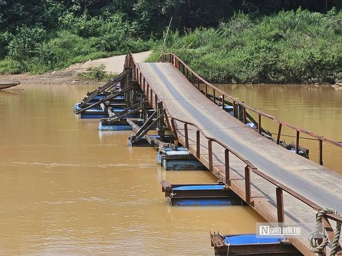 Chiếc cầu phao nối 2 bờ sông Gianh qua thôn Đồng Phú.