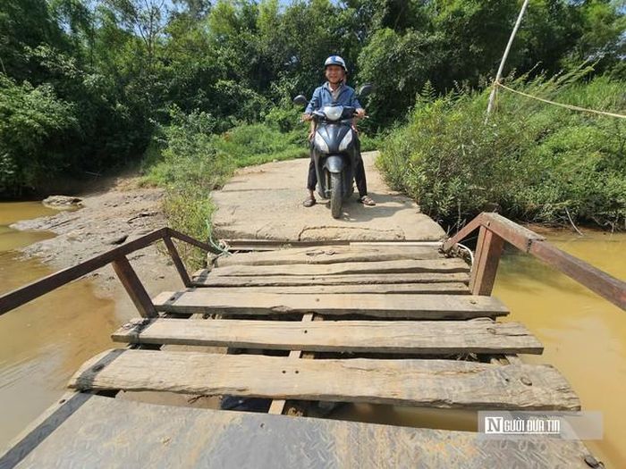 Gần 20 năm trôi qua, người dân ở đây vẫn mong ngóng có một cây cầu kiên cố.