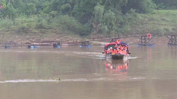Khi mưa lớn, chiếc cầu phao kéo về bờ, người dân và học sinh phải đi đò qua sông (Ảnh: V.T).