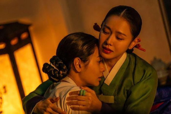 Son Ye Jin nhiều lần vướng tranh luận liên quan đến bộ phim cổ trang 18+ The Scandal. Ảnh: Netflix