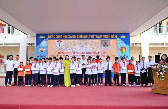 Chi hội đã trao 30 suất học bổng, mỗi suất trị giá 500.000 đồng, cho học sinh có hoàn cảnh khó khăn.