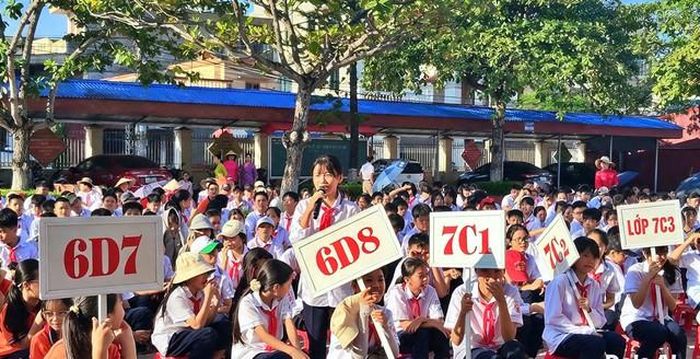 Các em học sinh sôi nổi tham gia giải đáp câu hỏi, tình huống.