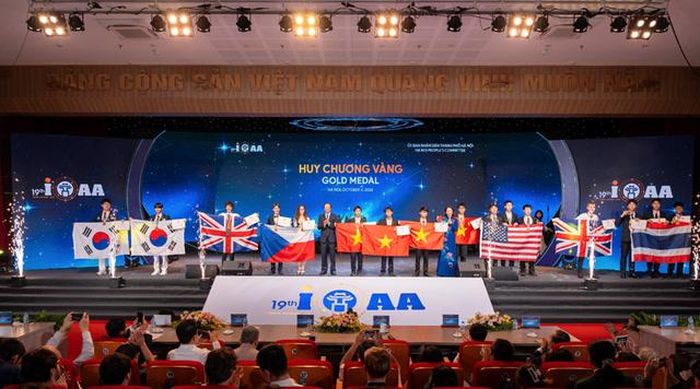 Ban tổ chức trao huy chương Vàng cho các thí sinh. Ảnh: Báo Văn Hóa.