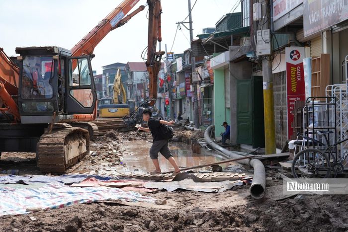 Lối vào nhà, cửa hàng bị thu hẹp; bụi, tiếng máy móc và phương tiện thi công xuất hiện thường xuyên.