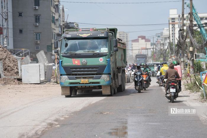 Sau những trận mưa, đất tại khu vực đang thi công có thể trở nên lầy lội, trong khi thời tiết khô ráo lại phát sinh bụi từ hoạt động của máy móc và phương tiện.