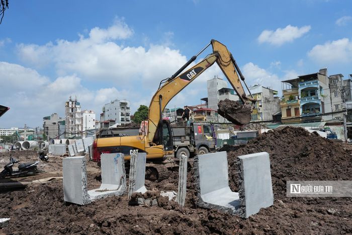 Tại một số vị trí, máy móc được tập kết sát khu vực nhà dân; đất đá, vật liệu xây dựng nằm dọc tuyến. Nhiều đoạn đang đào nền, thi công cống và ép cừ. Hệ thống điện, cáp viễn thông tại một số vị trí vẫn phải xử lý, di chuyển để phục vụ thi công.
